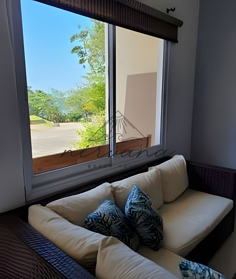 Casa Canto em Condomínio de frente para a praia