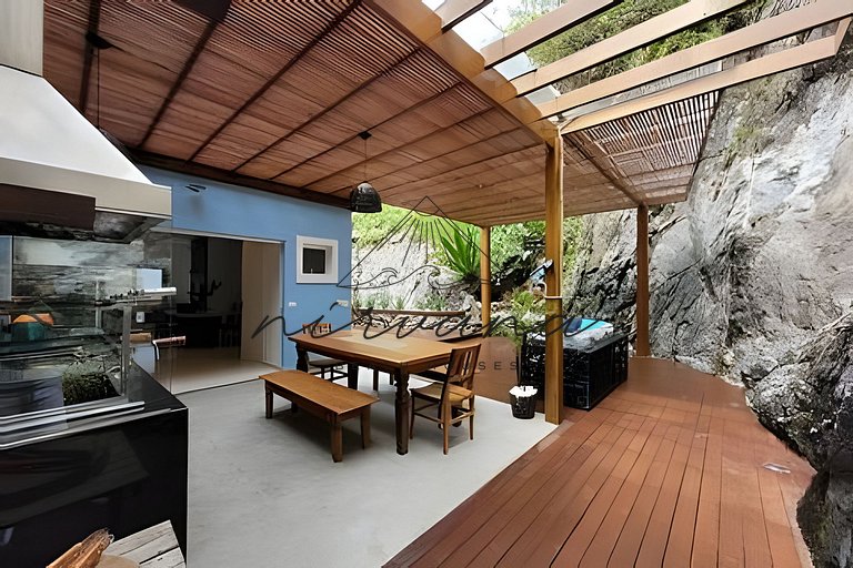 Casa Canto em Condomínio de frente para a praia